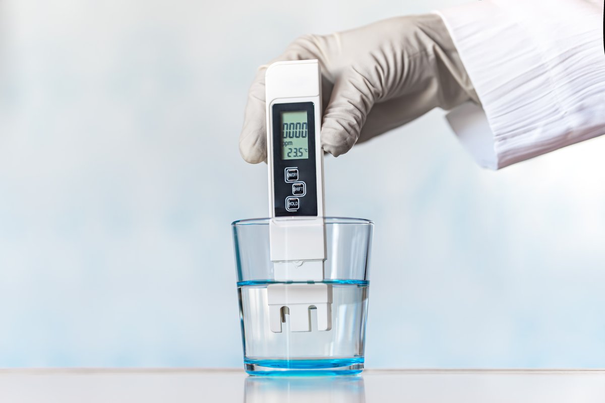 Aparato de medición para analizar la calidad del agua en un vaso