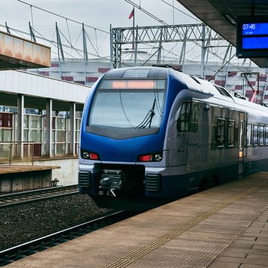 Moderner Zug am Bahnsteig: Wasser in Zügen und Intercity reinigen und desinfizieren.