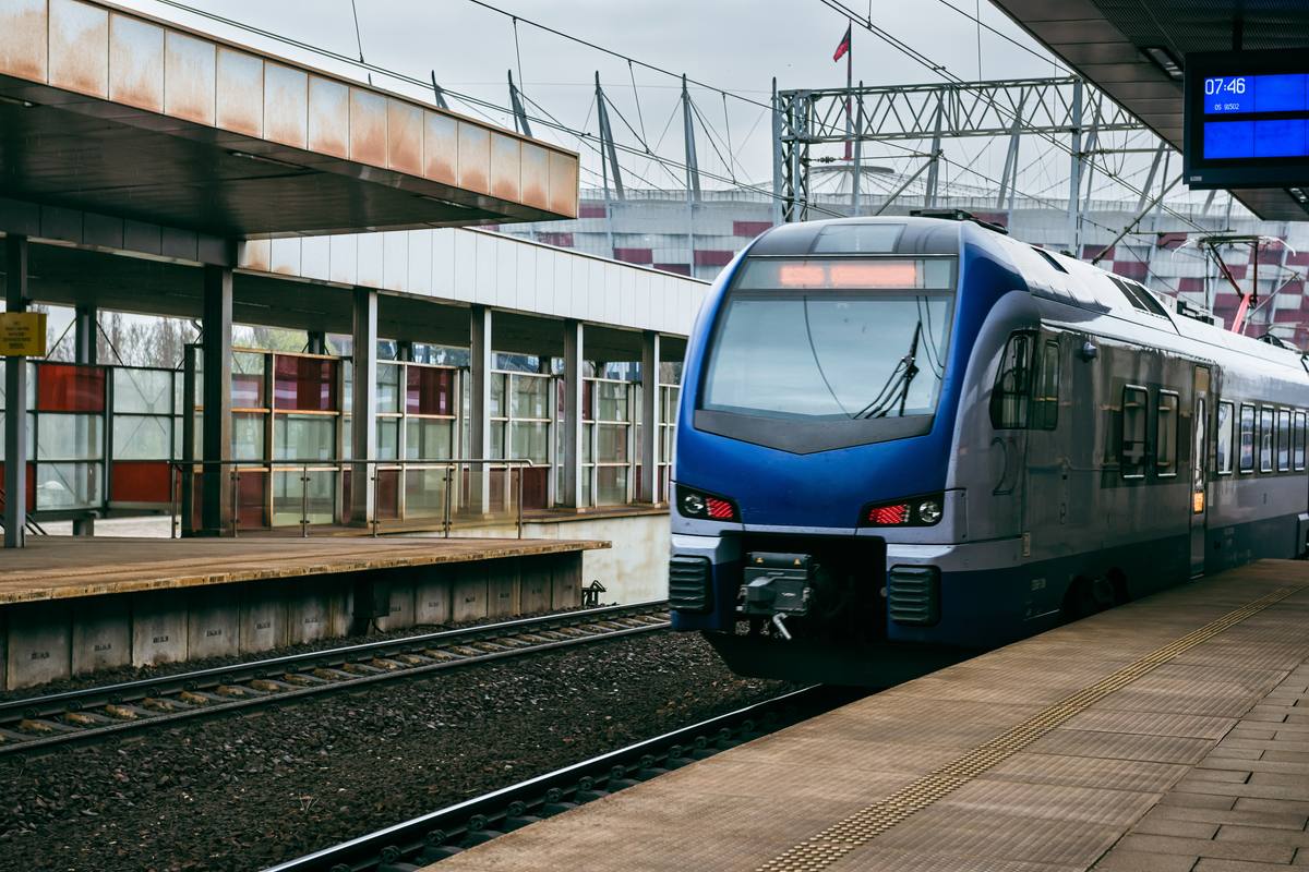 Moderner Zug fährt in einen Bahnhof ein: Wasser an Bord reinigen und desinfizieren mit biostream® ZERO